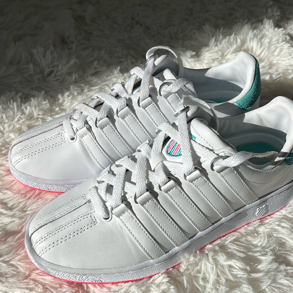 K Swiss Women’s size 8 White Sneakers w pink soles worn once. Comes w box.